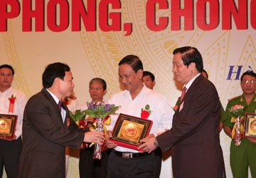 Các cá nhân có thành tích xuất sắc nhận hoa và tặng phẩm tại hội nghị biểu dương trong công tác phòng, chống tham nhũng ở Hà Nội năm 2011. Ảnh: TTXVN